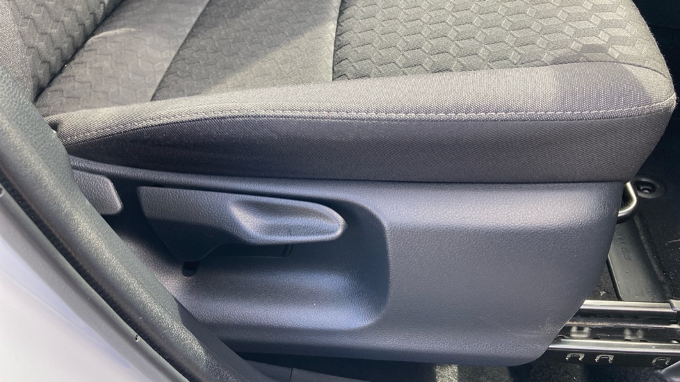 Toyota Yaris 1.5 Hybrid Icon 5dr CVT Hybrid Hatchback - Image 17