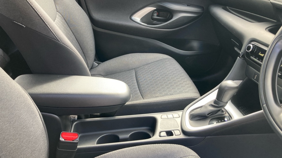 Toyota Yaris 1.5 Hybrid Icon 5dr CVT Hybrid Hatchback - Image 18