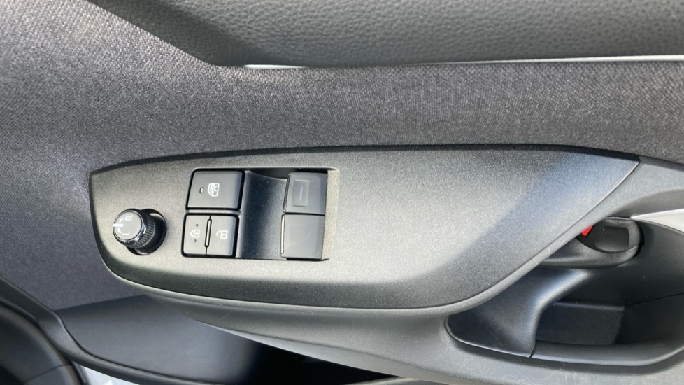 Toyota Yaris 1.5 Hybrid Icon 5dr CVT Hybrid Hatchback - Image 32