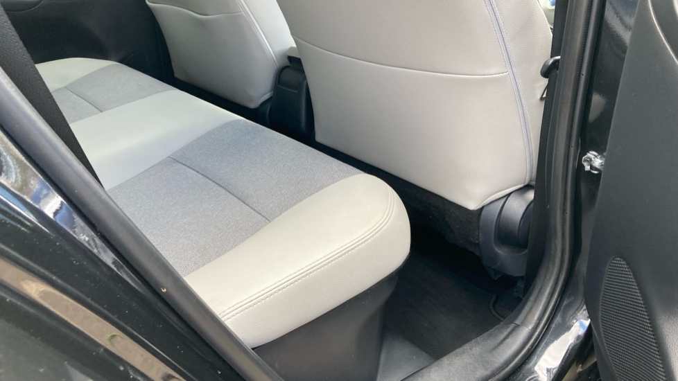 Toyota Yaris 1.5 Hybrid Excel 5dr CVT Hybrid Hatchback - Image 8
