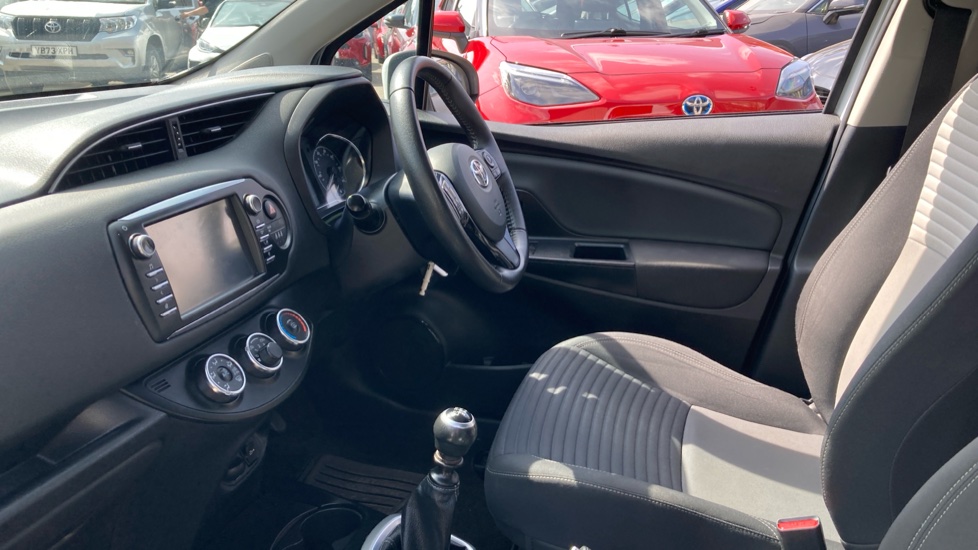 Toyota Yaris 1.5 VVT-i Design 5dr Petrol Hatchback - Image 5