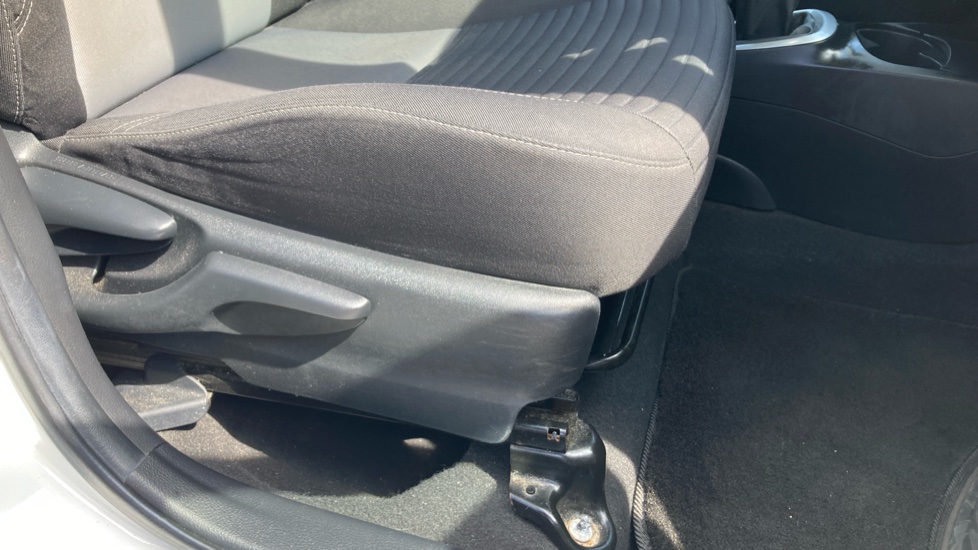 Toyota Yaris 1.5 VVT-i Design 5dr Petrol Hatchback - Image 17