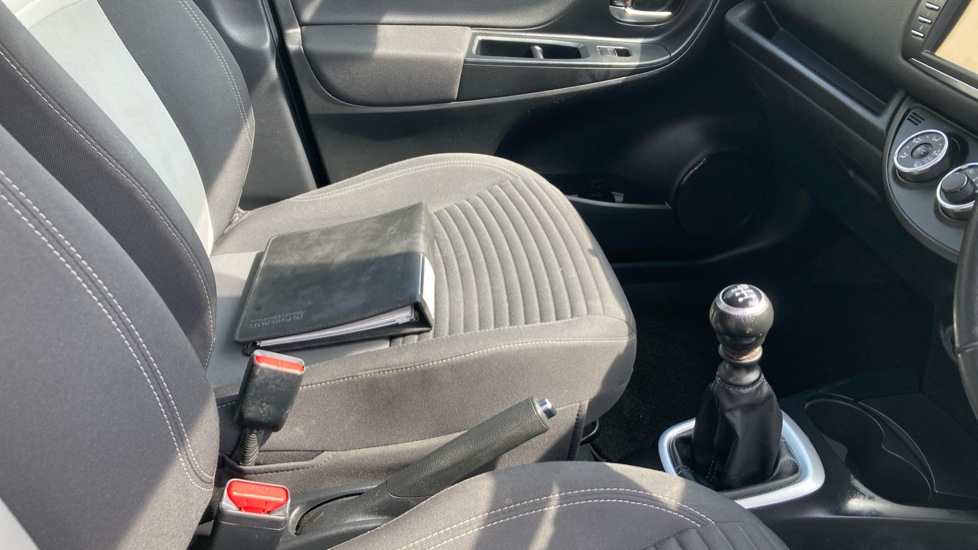 Toyota Yaris 1.5 VVT-i Design 5dr Petrol Hatchback - Image 18