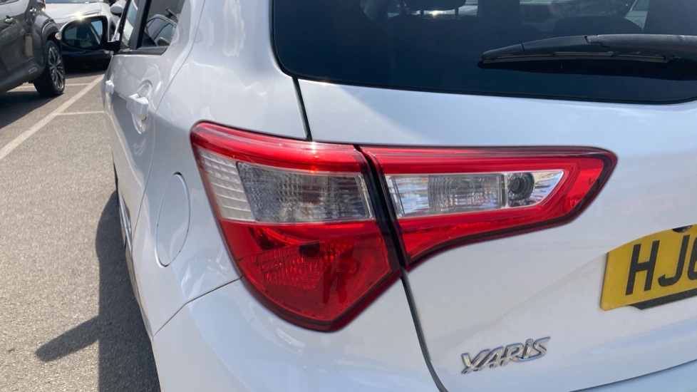 Toyota Yaris 1.5 VVT-i Design 5dr Petrol Hatchback - Image 21
