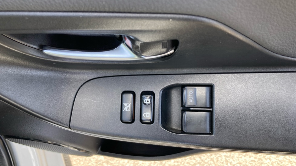 Toyota Yaris 1.5 VVT-i Design 5dr Petrol Hatchback - Image 32