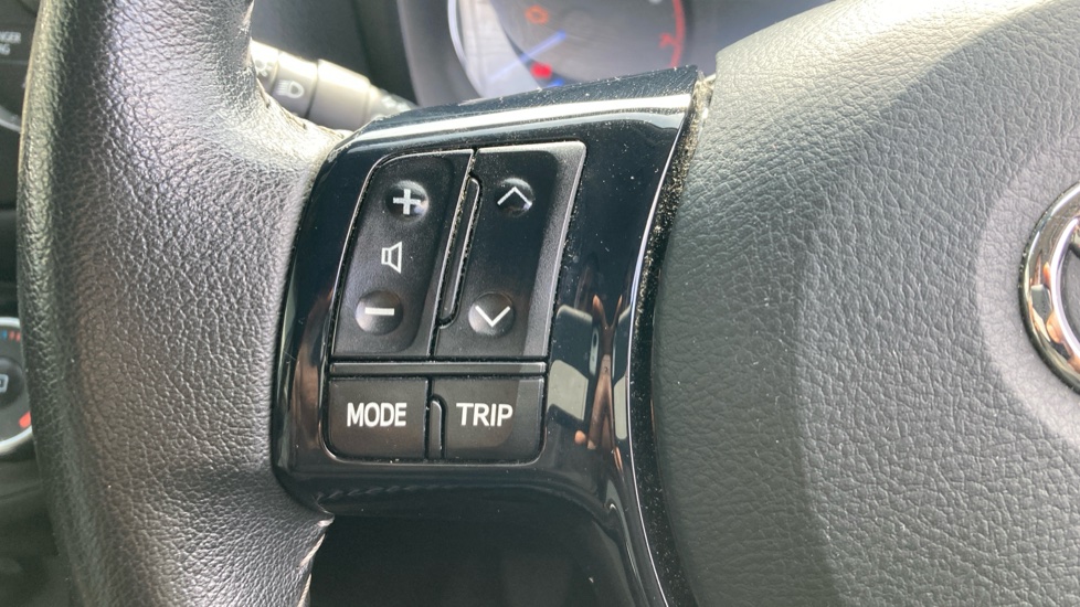 Toyota Yaris 1.5 VVT-i Design 5dr Petrol Hatchback - Image 37