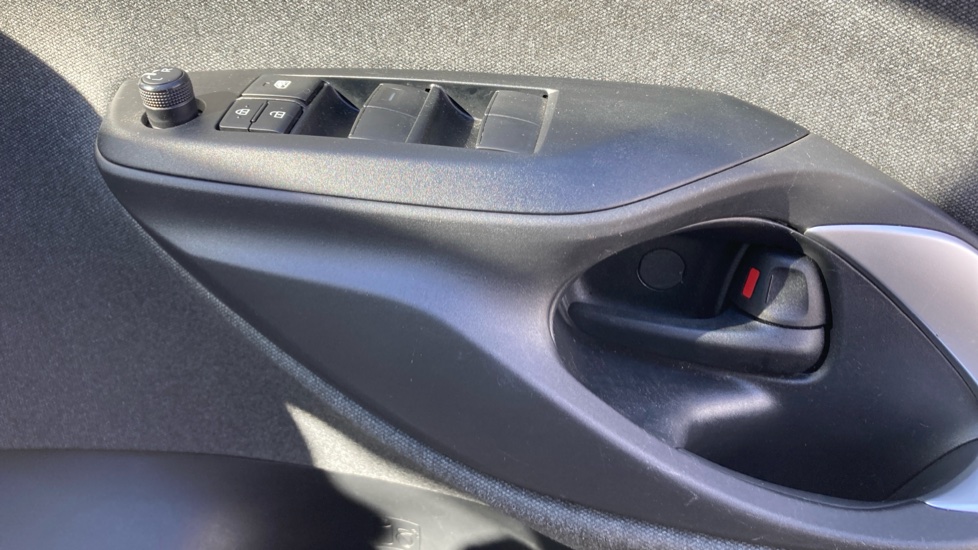 Toyota Yaris Cross 1.5 Hybrid Design 5dr CVT Hybrid Estate - Image 20