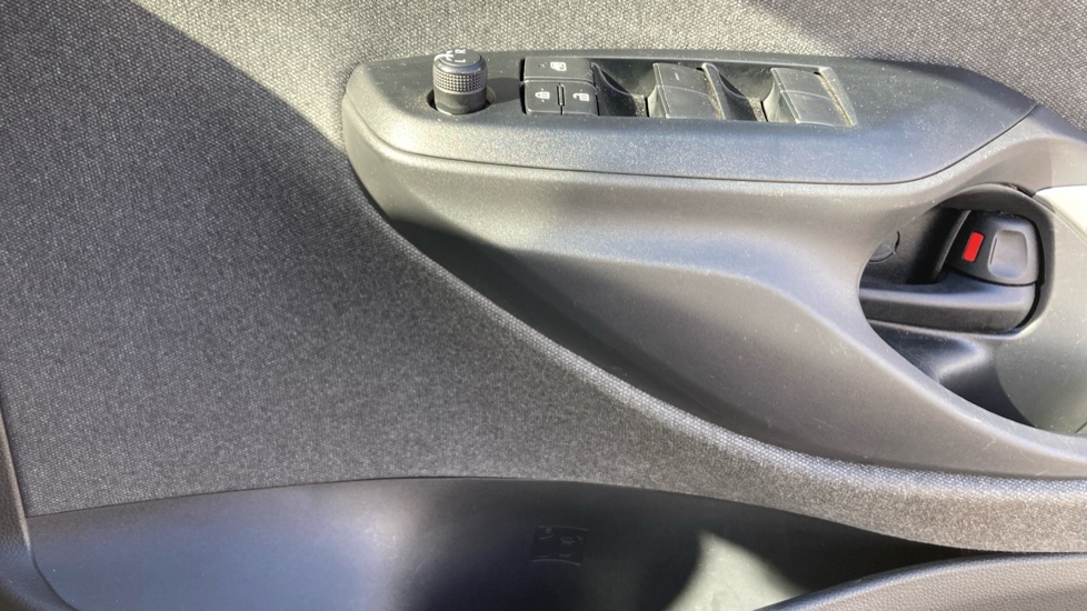 Toyota Yaris Cross 1.5 Hybrid Design 5dr CVT Hybrid Estate - Image 30