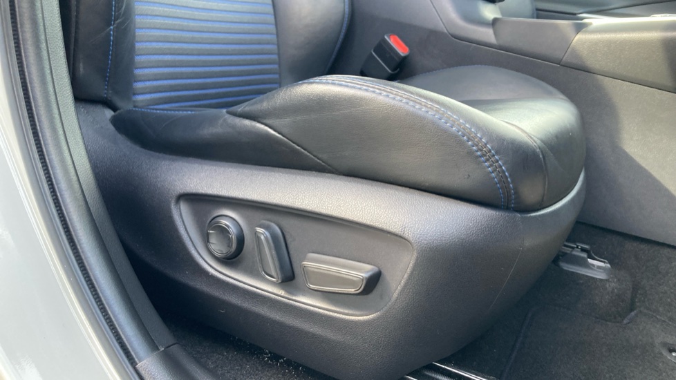 Toyota RAV4 2.5 VVT-i Hybrid Dynamic 5dr CVT Hybrid Estate - Image 17
