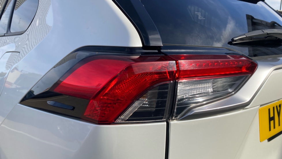 Toyota RAV4 2.5 VVT-i Hybrid Dynamic 5dr CVT Hybrid Estate - Image 21