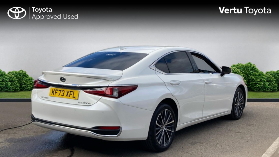 Lexus ES 300h 2.5 4dr CVT Premium Edition Hybrid Saloon - Image 2
