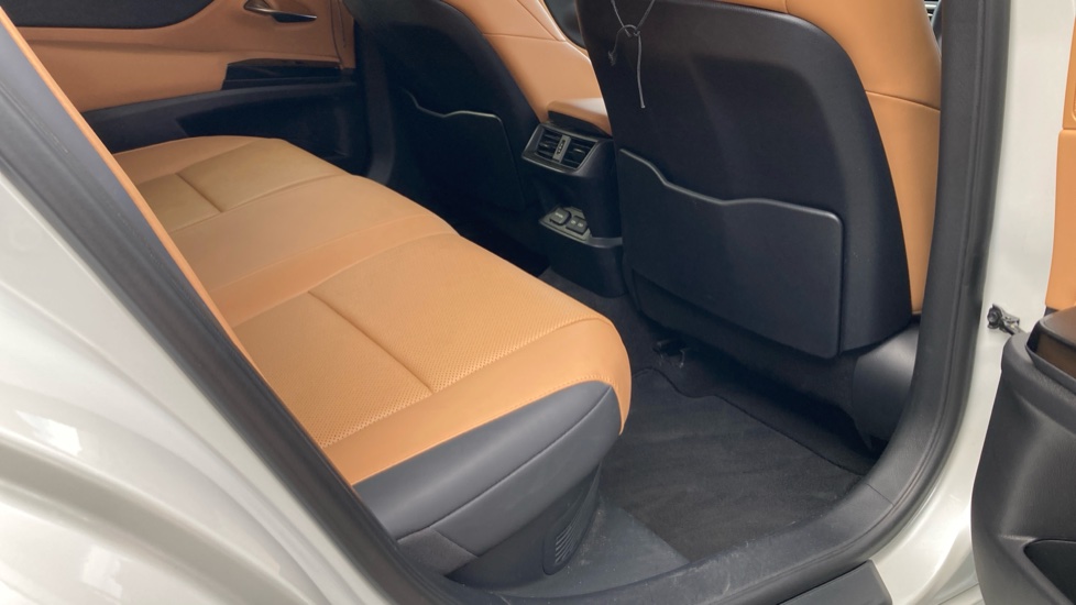 Lexus ES 300h 2.5 4dr CVT Premium Edition Hybrid Saloon - Image 8