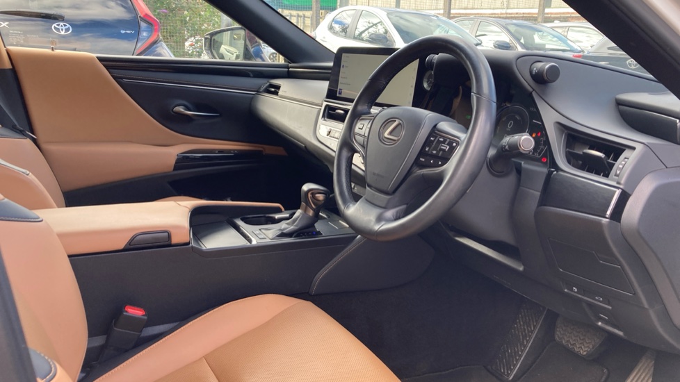 Lexus ES 300h 2.5 4dr CVT Premium Edition Hybrid Saloon - Image 12