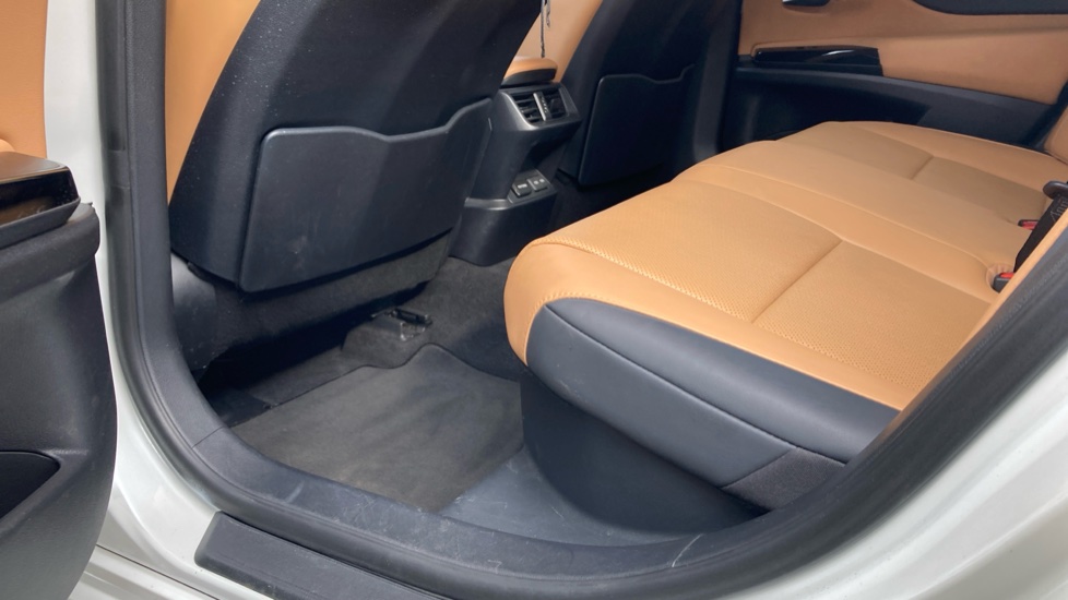 Lexus ES 300h 2.5 4dr CVT Premium Edition Hybrid Saloon - Image 15