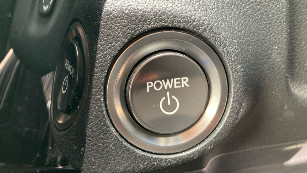 Lexus ES 300h 2.5 4dr CVT Premium Edition Hybrid Saloon - Image 16