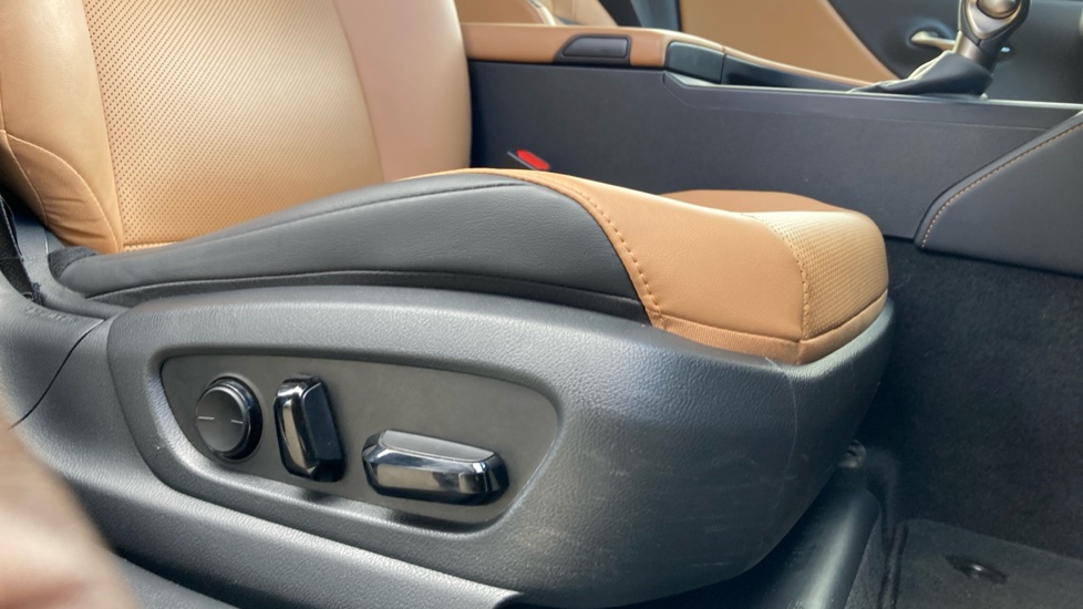 Lexus ES 300h 2.5 4dr CVT Premium Edition Hybrid Saloon - Image 17