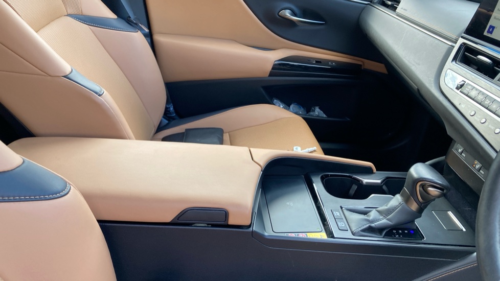 Lexus ES 300h 2.5 4dr CVT Premium Edition Hybrid Saloon - Image 18