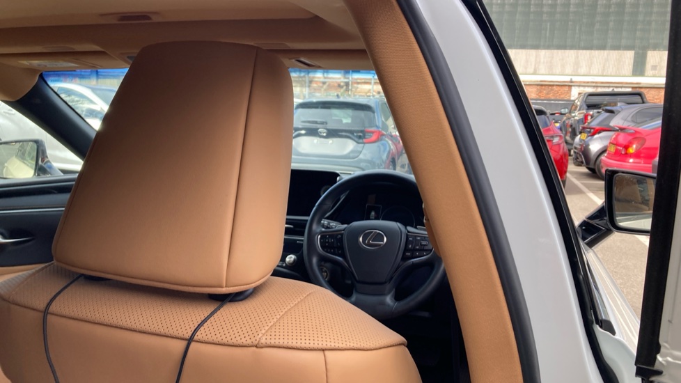 Lexus ES 300h 2.5 4dr CVT Premium Edition Hybrid Saloon - Image 19