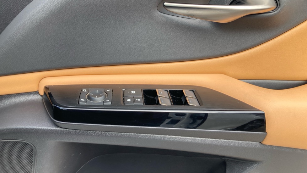 Lexus ES 300h 2.5 4dr CVT Premium Edition Hybrid Saloon - Image 20