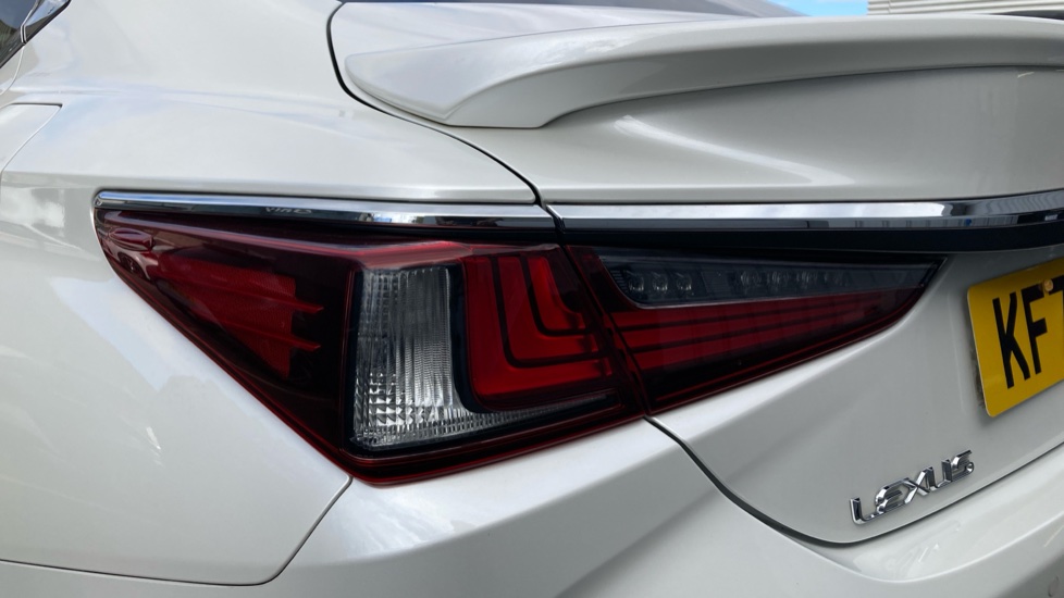 Lexus ES 300h 2.5 4dr CVT Premium Edition Hybrid Saloon - Image 21