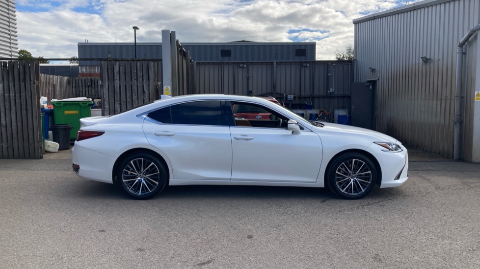 Lexus ES 300h 2.5 4dr CVT Premium Edition Hybrid Saloon - Image 23