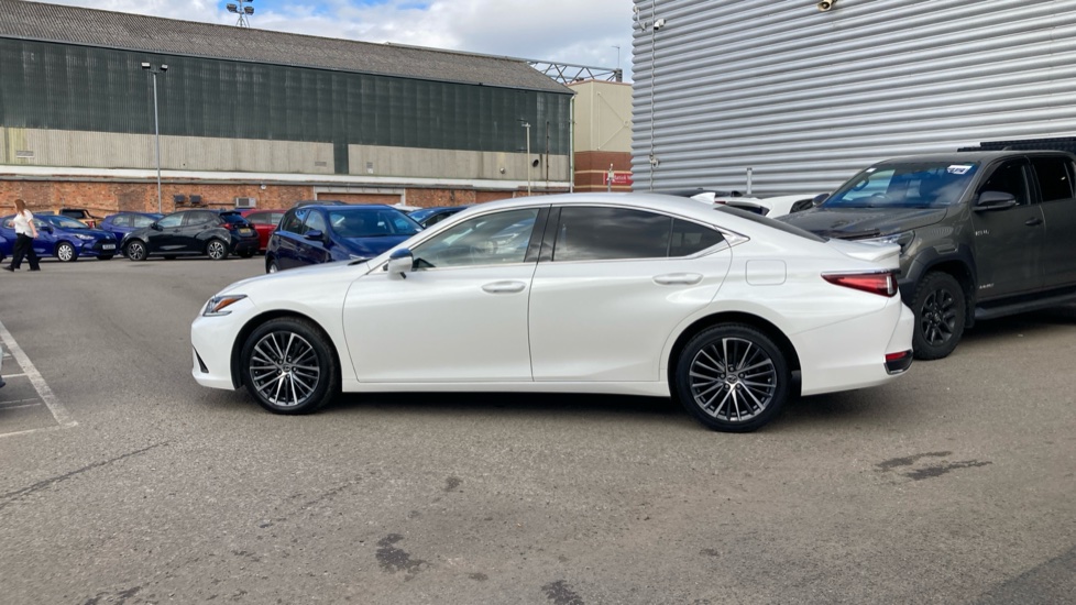 Lexus ES 300h 2.5 4dr CVT Premium Edition Hybrid Saloon - Image 24