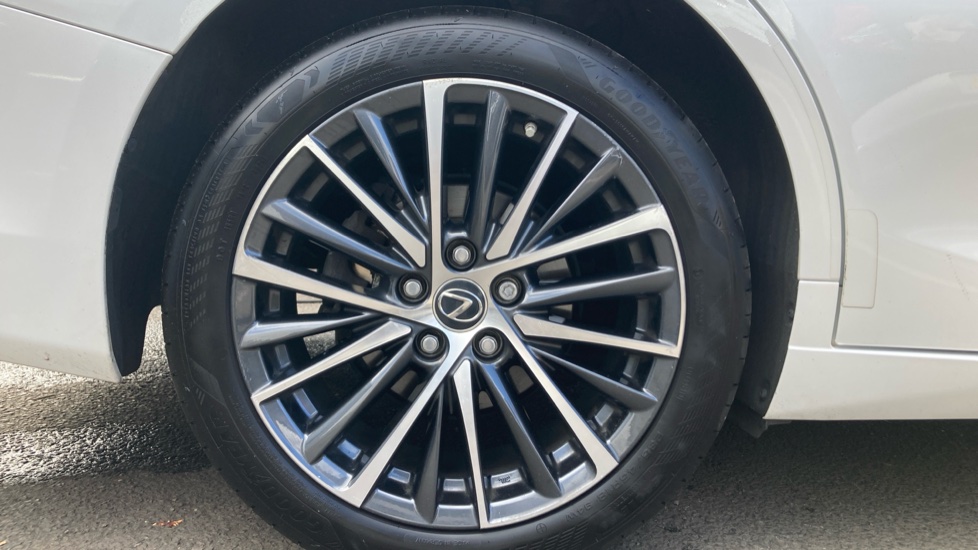Lexus ES 300h 2.5 4dr CVT Premium Edition Hybrid Saloon - Image 25