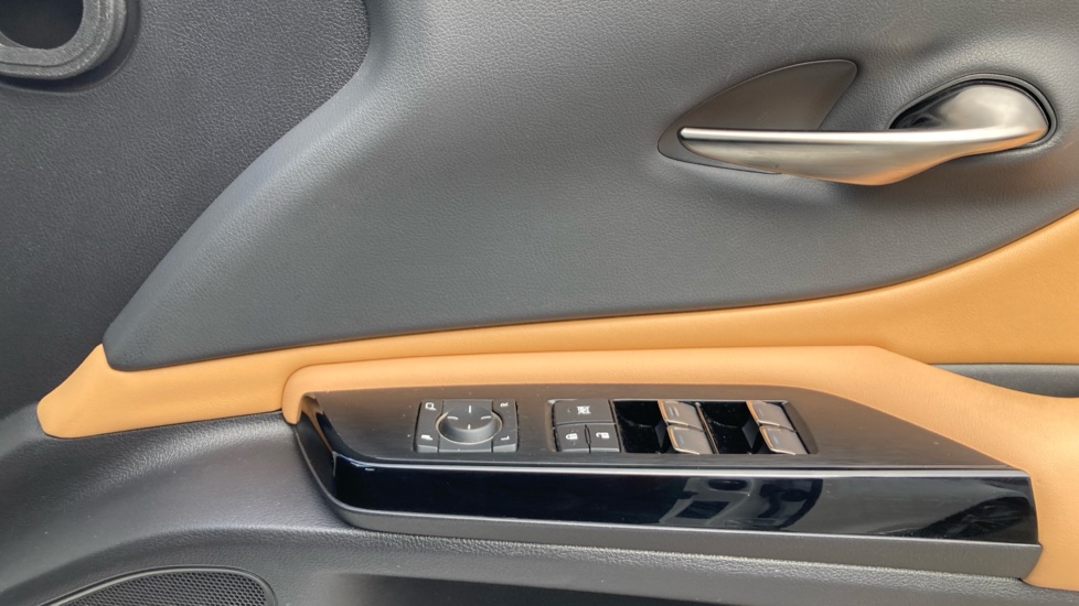 Lexus ES 300h 2.5 4dr CVT Premium Edition Hybrid Saloon - Image 30