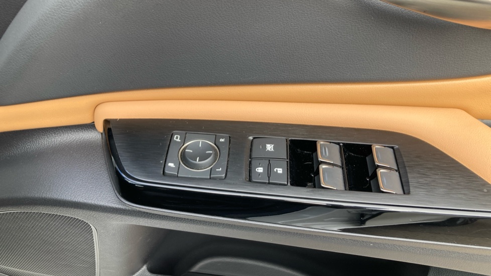 Lexus ES 300h 2.5 4dr CVT Premium Edition Hybrid Saloon - Image 32
