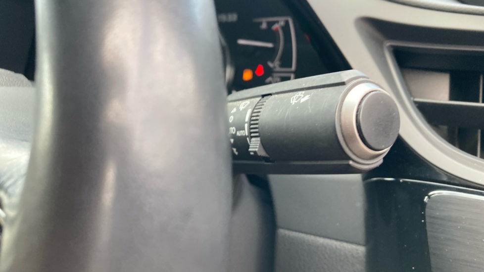 Lexus ES 300h 2.5 4dr CVT Premium Edition Hybrid Saloon - Image 33