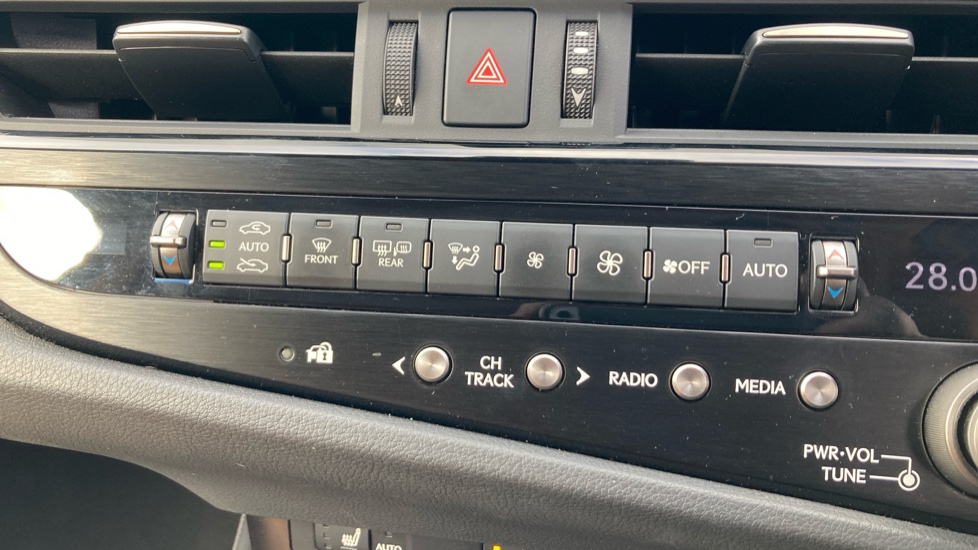 Lexus ES 300h 2.5 4dr CVT Premium Edition Hybrid Saloon - Image 34