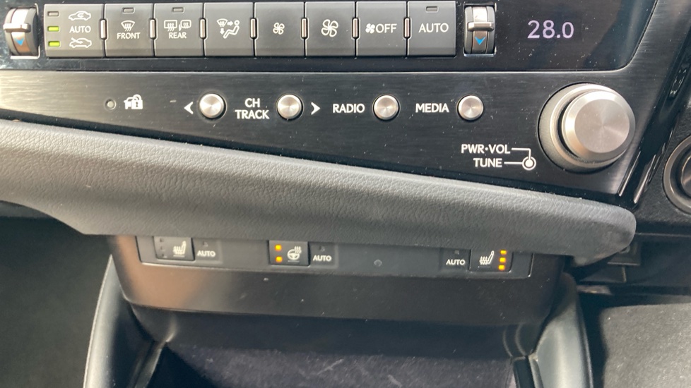 Lexus ES 300h 2.5 4dr CVT Premium Edition Hybrid Saloon - Image 36
