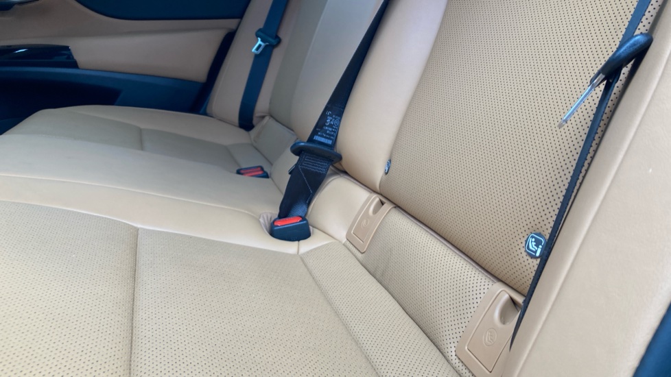 Lexus ES 300h 2.5 4dr CVT Premium Edition Hybrid Saloon - Image 39
