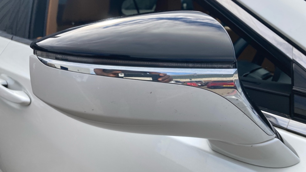 Lexus ES 300h 2.5 4dr CVT Premium Edition Hybrid Saloon - Image 48