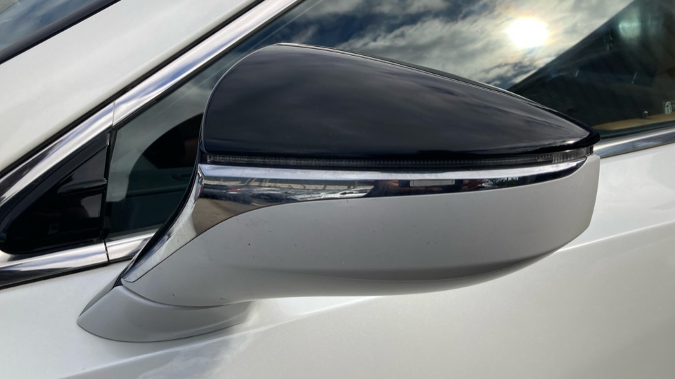 Lexus ES 300h 2.5 4dr CVT Premium Edition Hybrid Saloon - Image 49