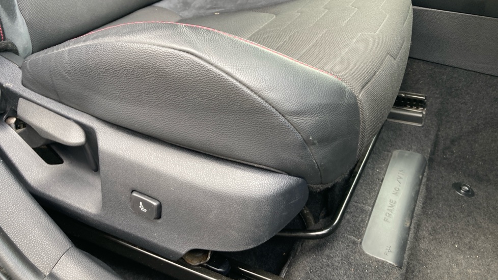 Toyota Corolla 2.0 VVT-i Hybrid Excel 5dr CVT Hybrid Hatchback - Image 17