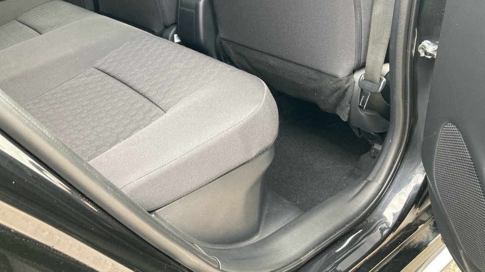Toyota Yaris 1.5 Hybrid Design 5dr CVT Hybrid Hatchback - Image 8