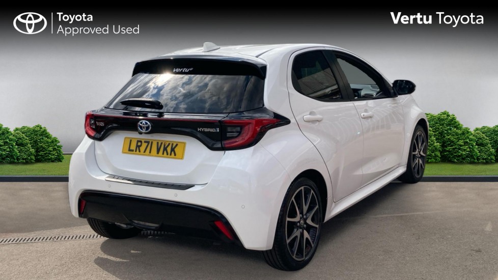 Toyota Yaris 1.5 Hybrid Dynamic 5dr CVT Hybrid Hatchback - Image 2