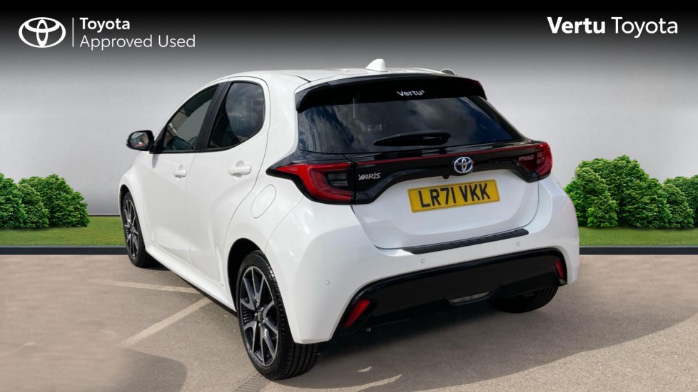 Toyota Yaris 1.5 Hybrid Dynamic 5dr CVT Hybrid Hatchback - Image 4