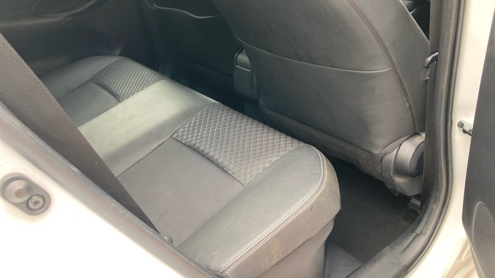 Toyota Yaris 1.5 Hybrid Dynamic 5dr CVT Hybrid Hatchback - Image 8
