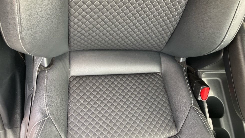 Toyota Yaris 1.5 Hybrid Dynamic 5dr CVT Hybrid Hatchback - Image 14