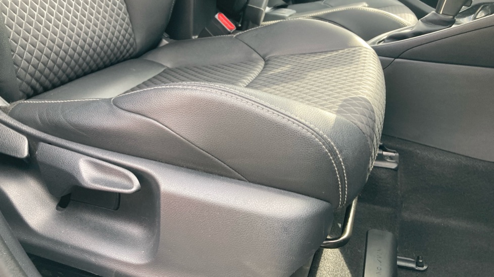 Toyota Yaris 1.5 Hybrid Dynamic 5dr CVT Hybrid Hatchback - Image 17