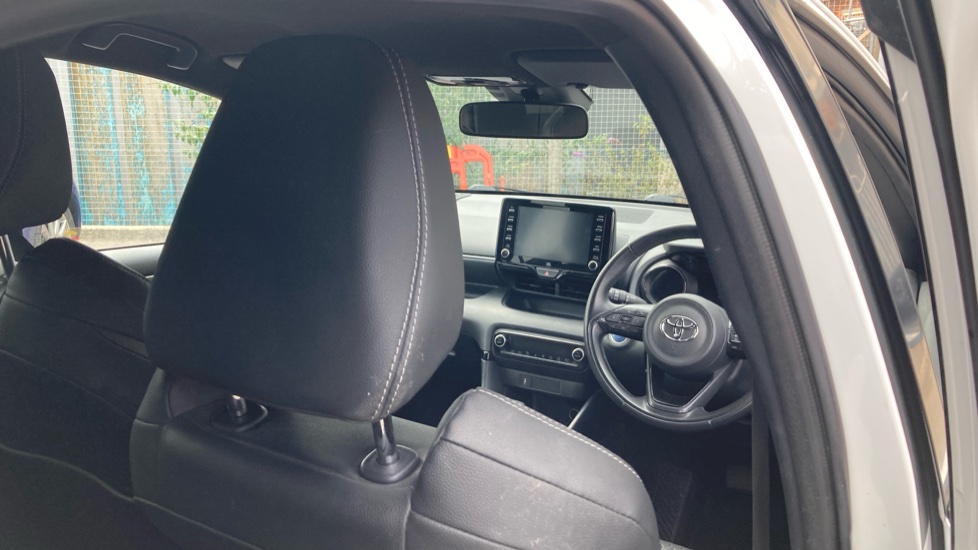 Toyota Yaris 1.5 Hybrid Dynamic 5dr CVT Hybrid Hatchback - Image 19