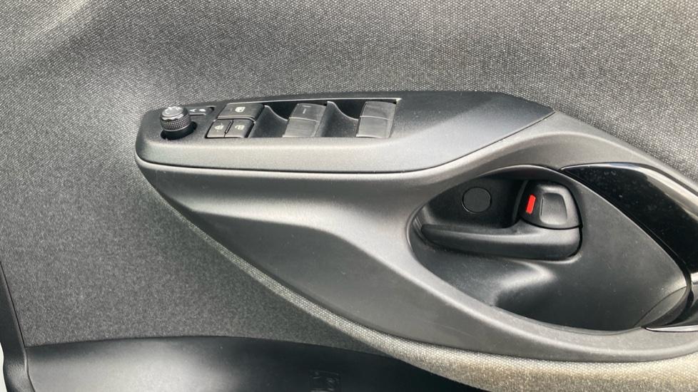 Toyota Yaris 1.5 Hybrid Dynamic 5dr CVT Hybrid Hatchback - Image 20