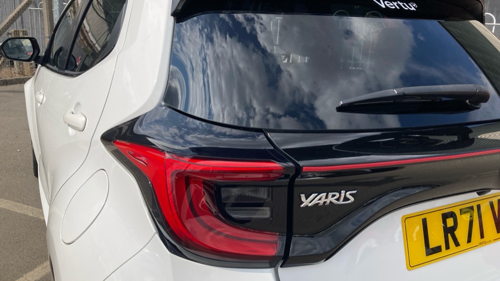 Toyota Yaris 1.5 Hybrid Dynamic 5dr CVT Hybrid Hatchback - Image 21