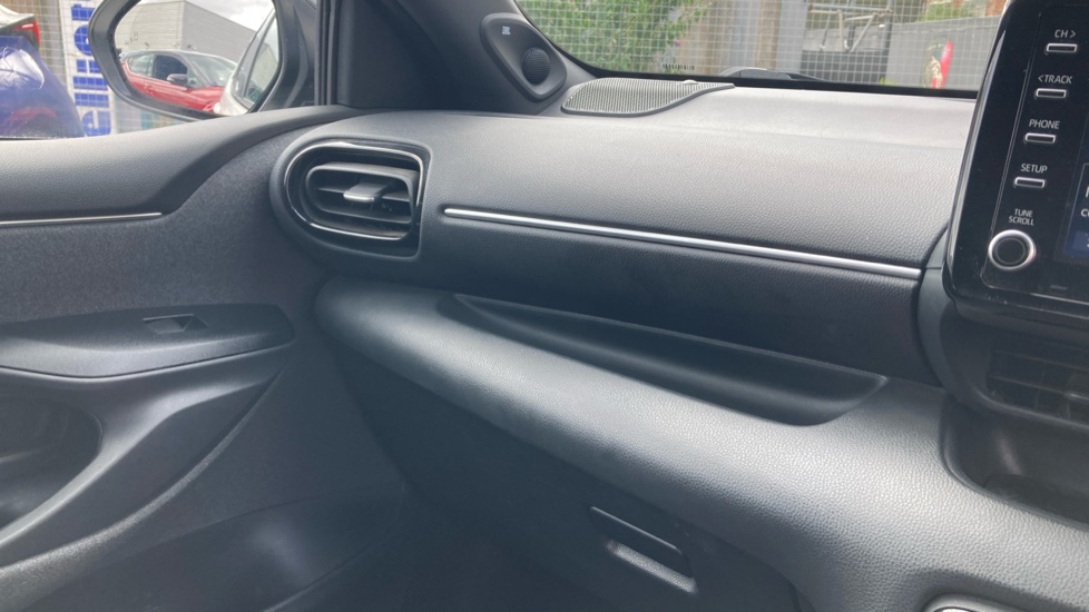 Toyota Yaris 1.5 Hybrid Dynamic 5dr CVT Hybrid Hatchback - Image 27