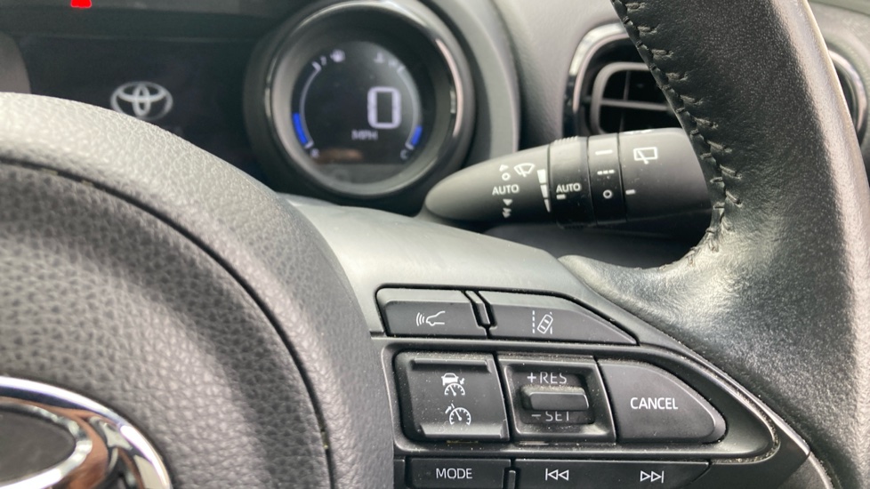 Toyota Yaris 1.5 Hybrid Dynamic 5dr CVT Hybrid Hatchback - Image 32