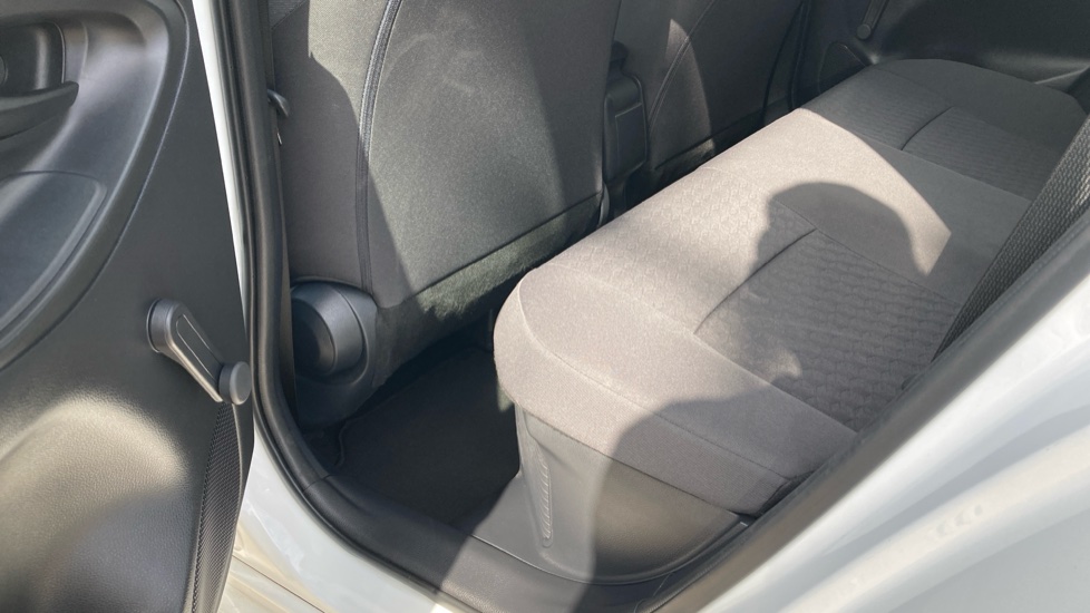 Toyota Yaris 1.5 Hybrid Icon 5dr CVT Hybrid Hatchback - Image 15