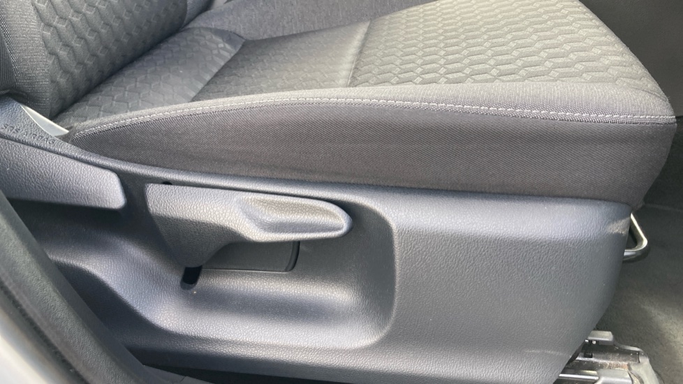 Toyota Yaris 1.5 Hybrid Icon 5dr CVT Hybrid Hatchback - Image 17