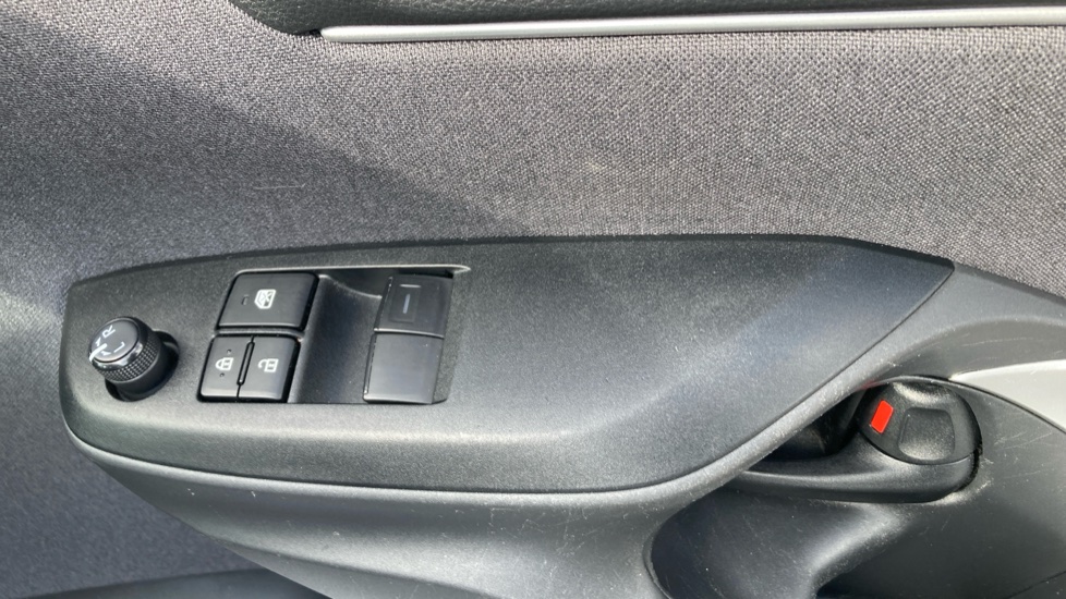 Toyota Yaris 1.5 Hybrid Icon 5dr CVT Hybrid Hatchback - Image 20